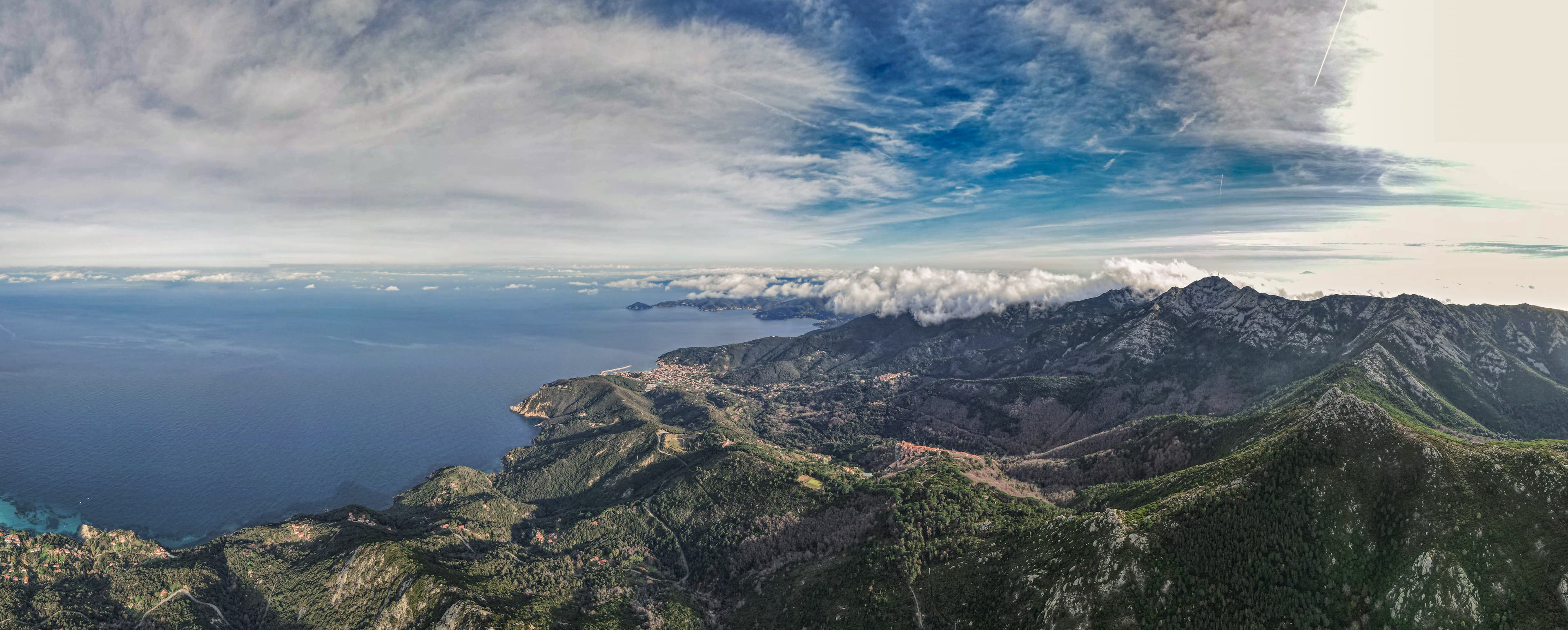 Panoramica delle montagne dell'Elba con nuvole, vista aerea — trekking Monte Capanne