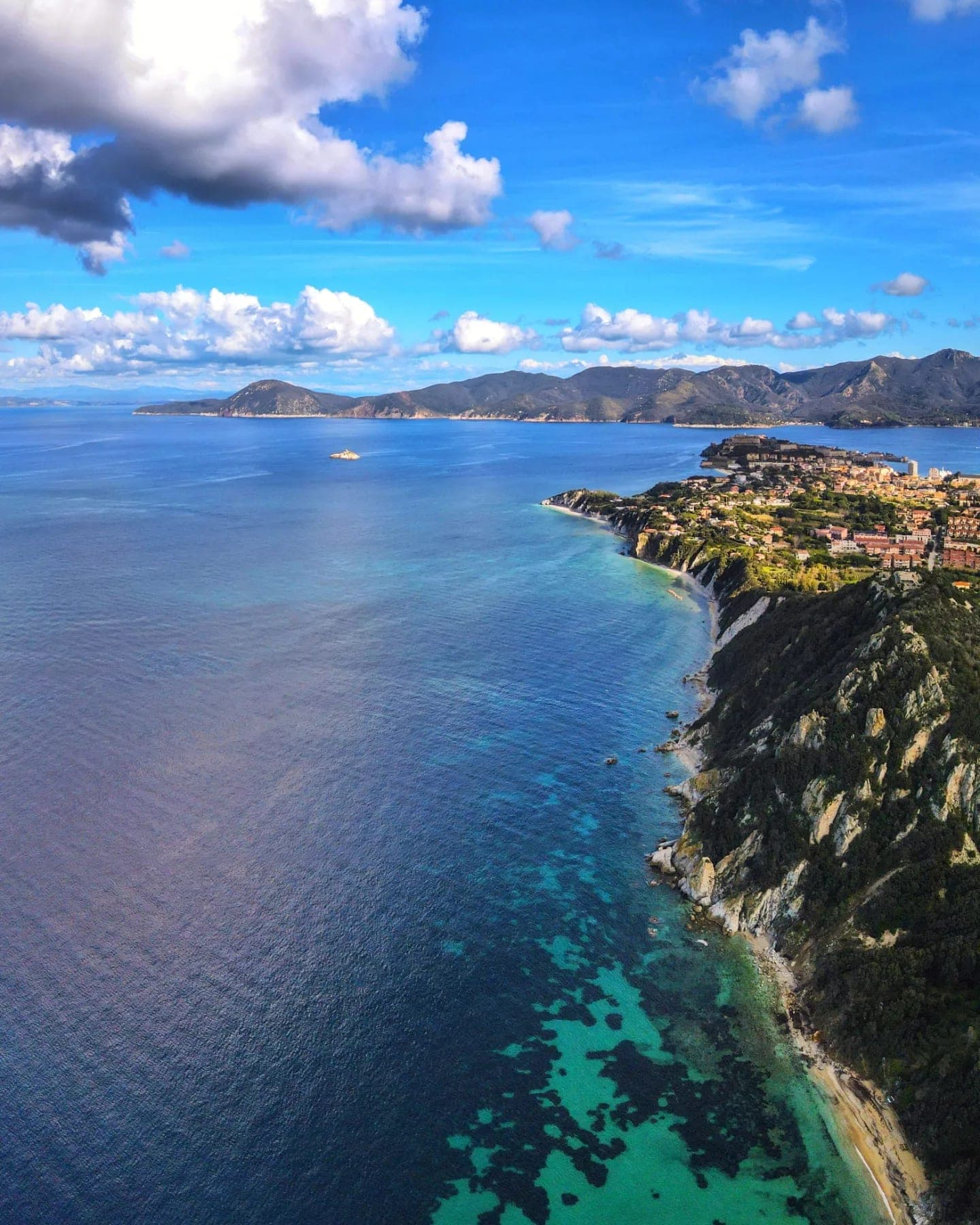 Costa frastagliata dell'Elba con traghetto