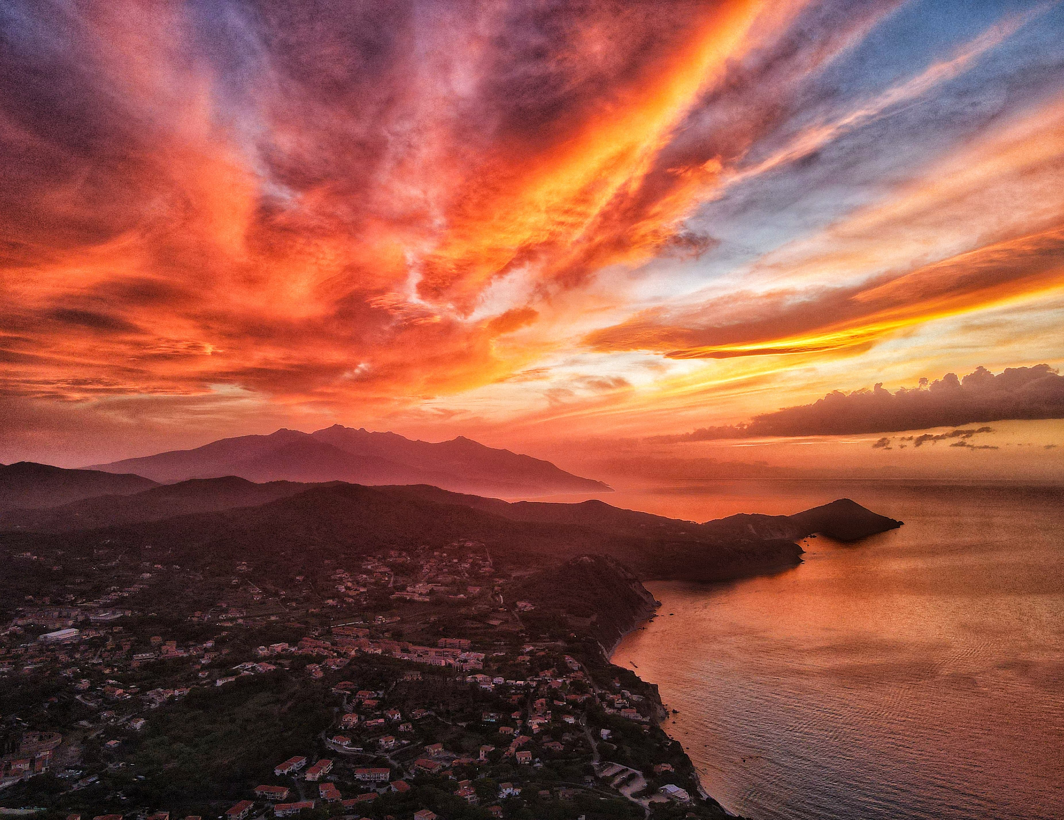 Monte Capanne e il borgo al tramonto infuocato, vista aerea — trekking sull'Elba