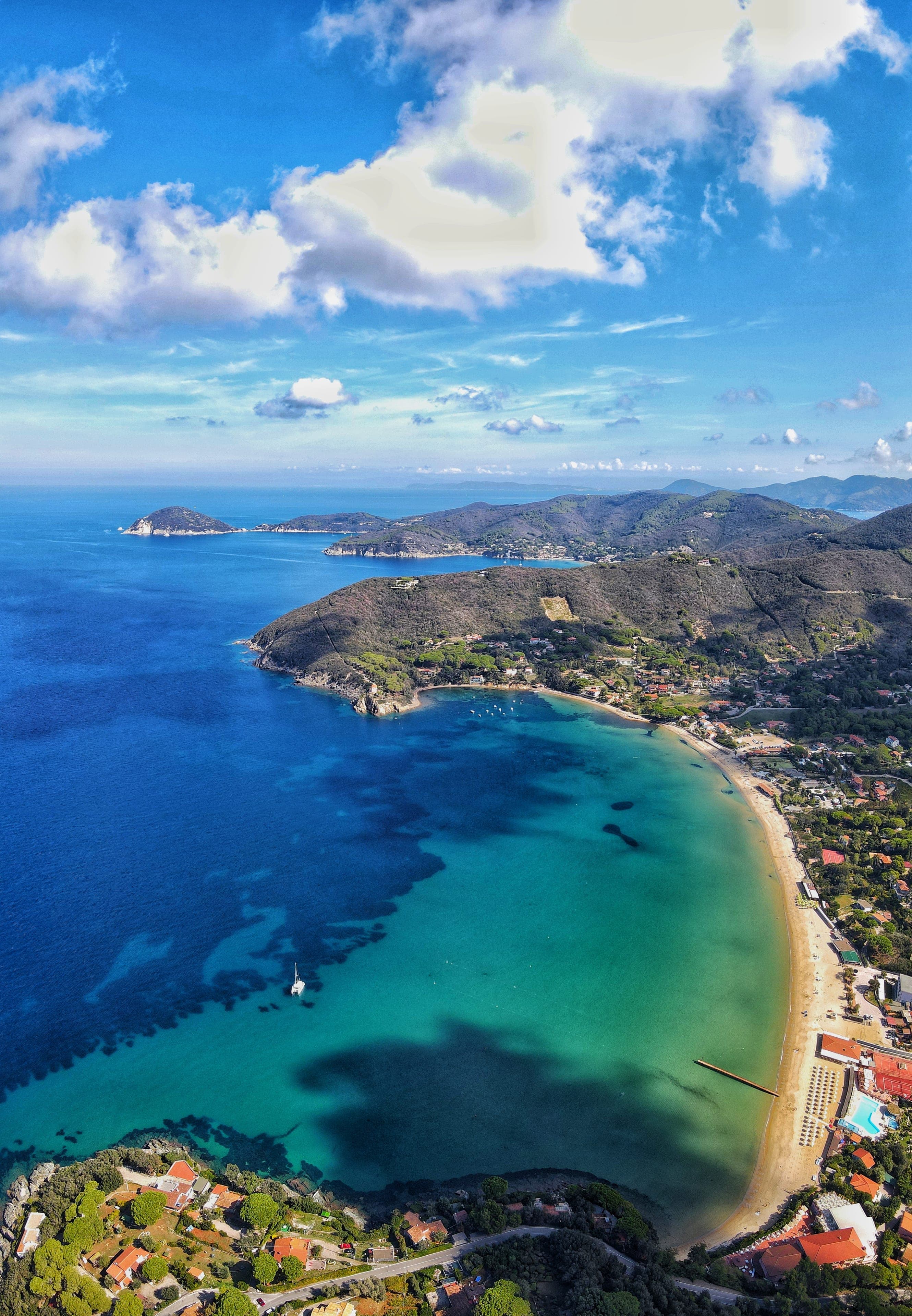 Procchio — baia a mezzaluna vista dall'alto