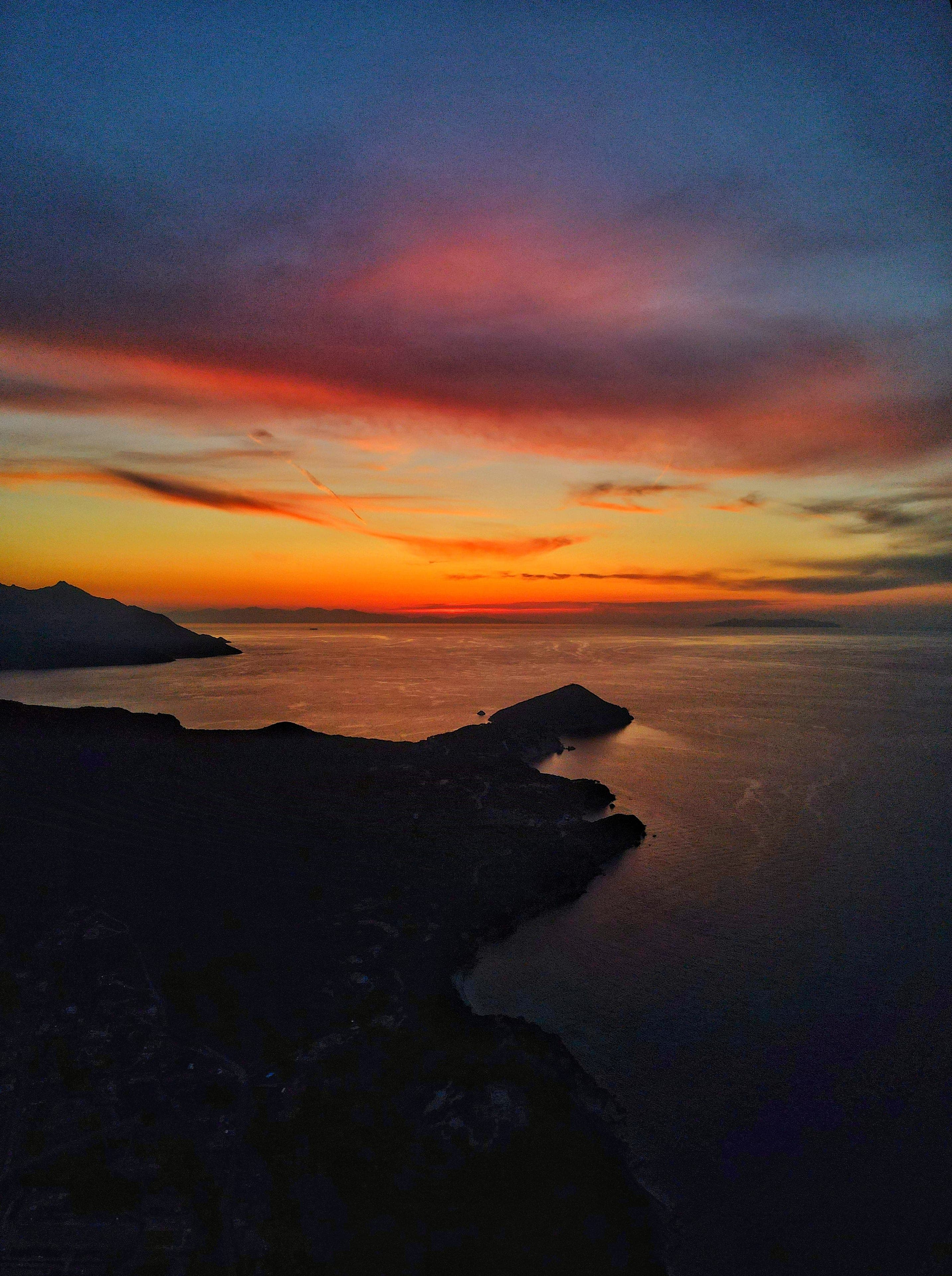 Marina di Campo al tramonto — vista aerea della baia