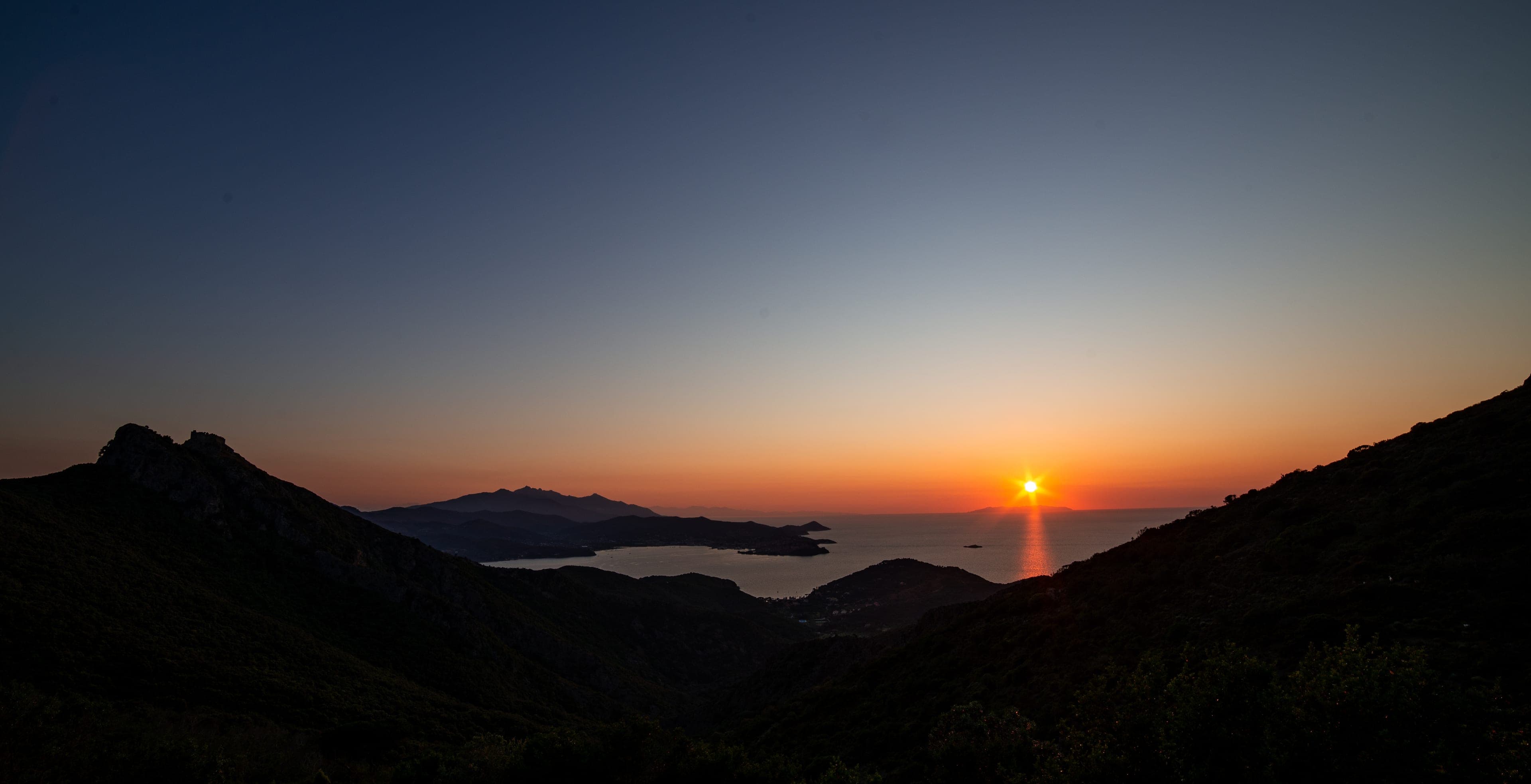 Golfo di Portoferraio al tramonto — il porto principale dell'Elba