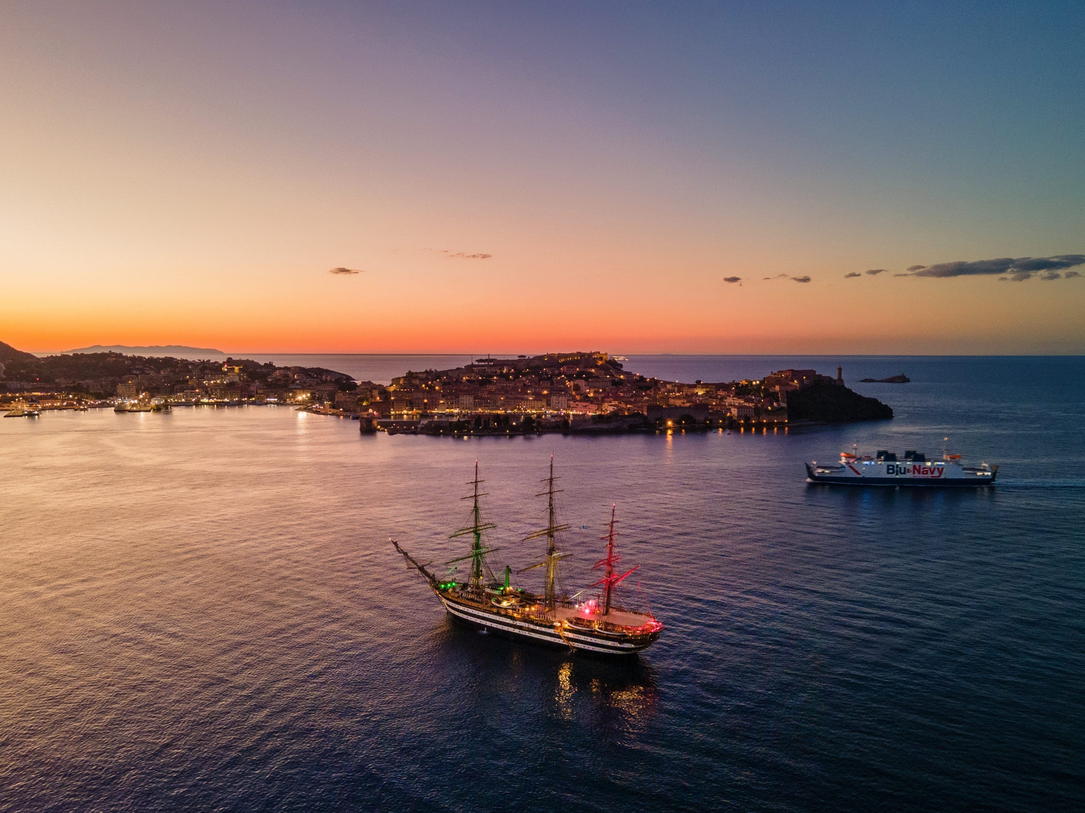 Portoferraio al tramonto — Amerigo Vespucci e traghetto Blu Navy