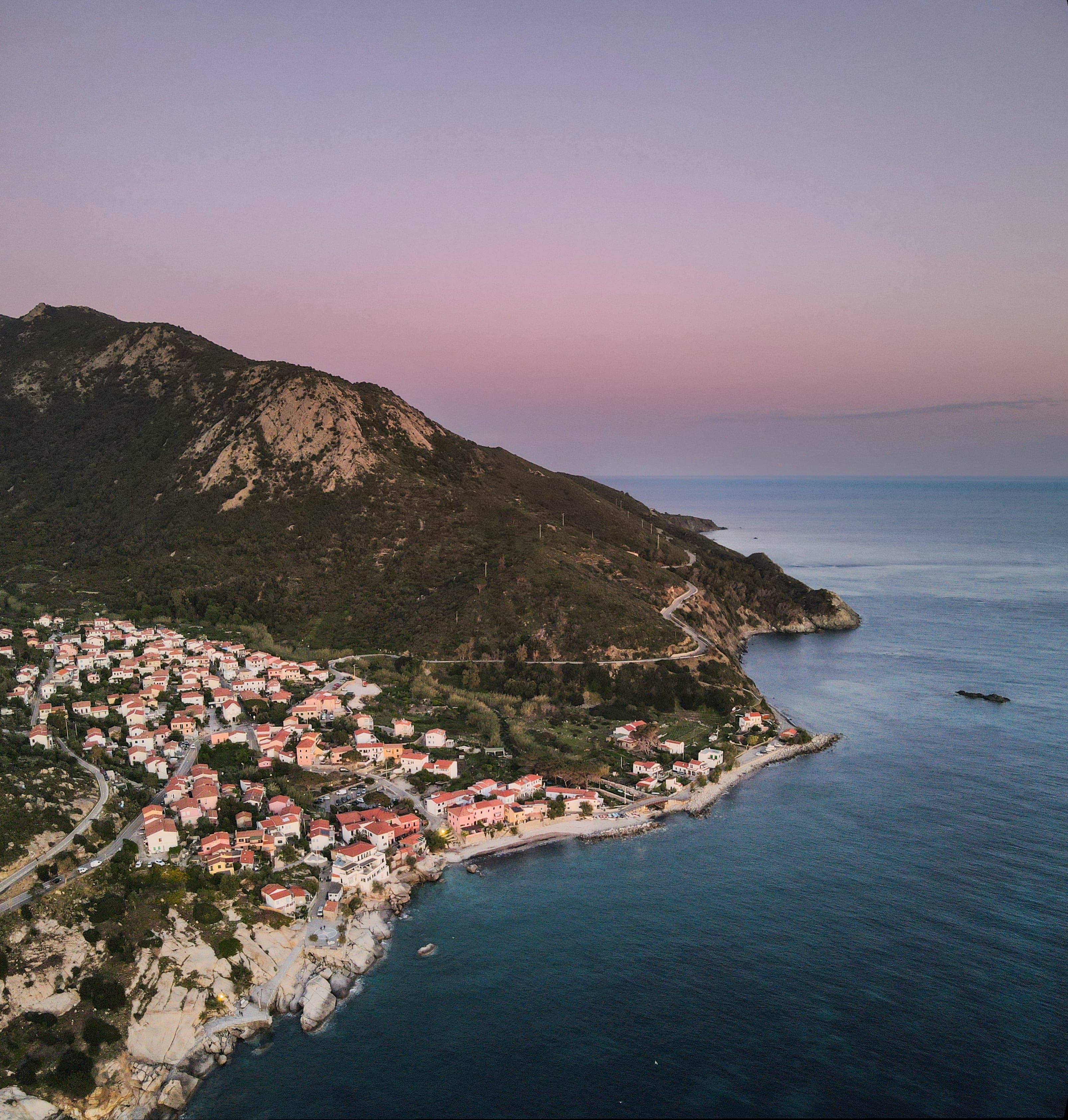 Pomonte — borgo costiero al tramonto, Isola d'Elba
