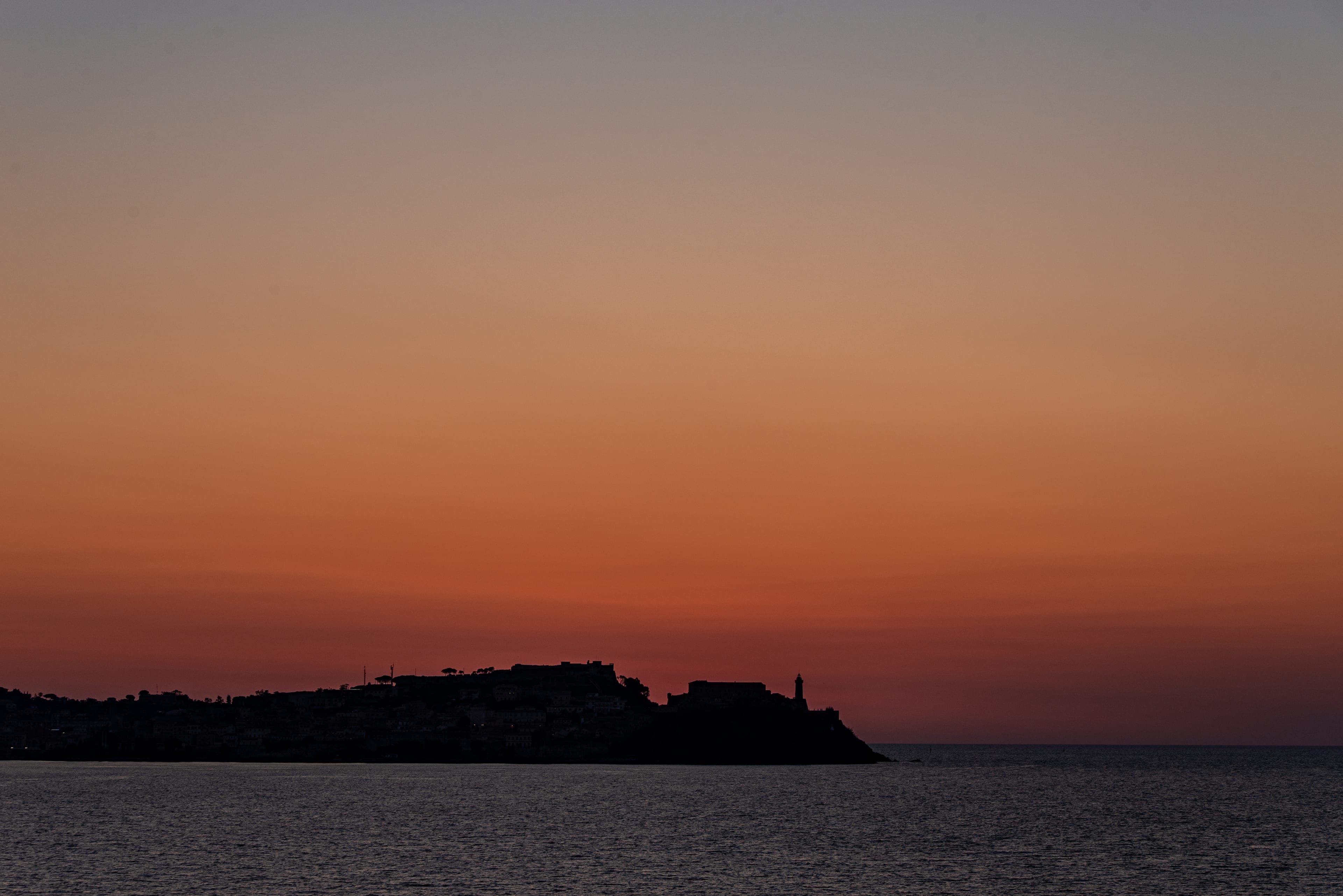 Silhouette di Portoferraio nell'afterglow del tramonto