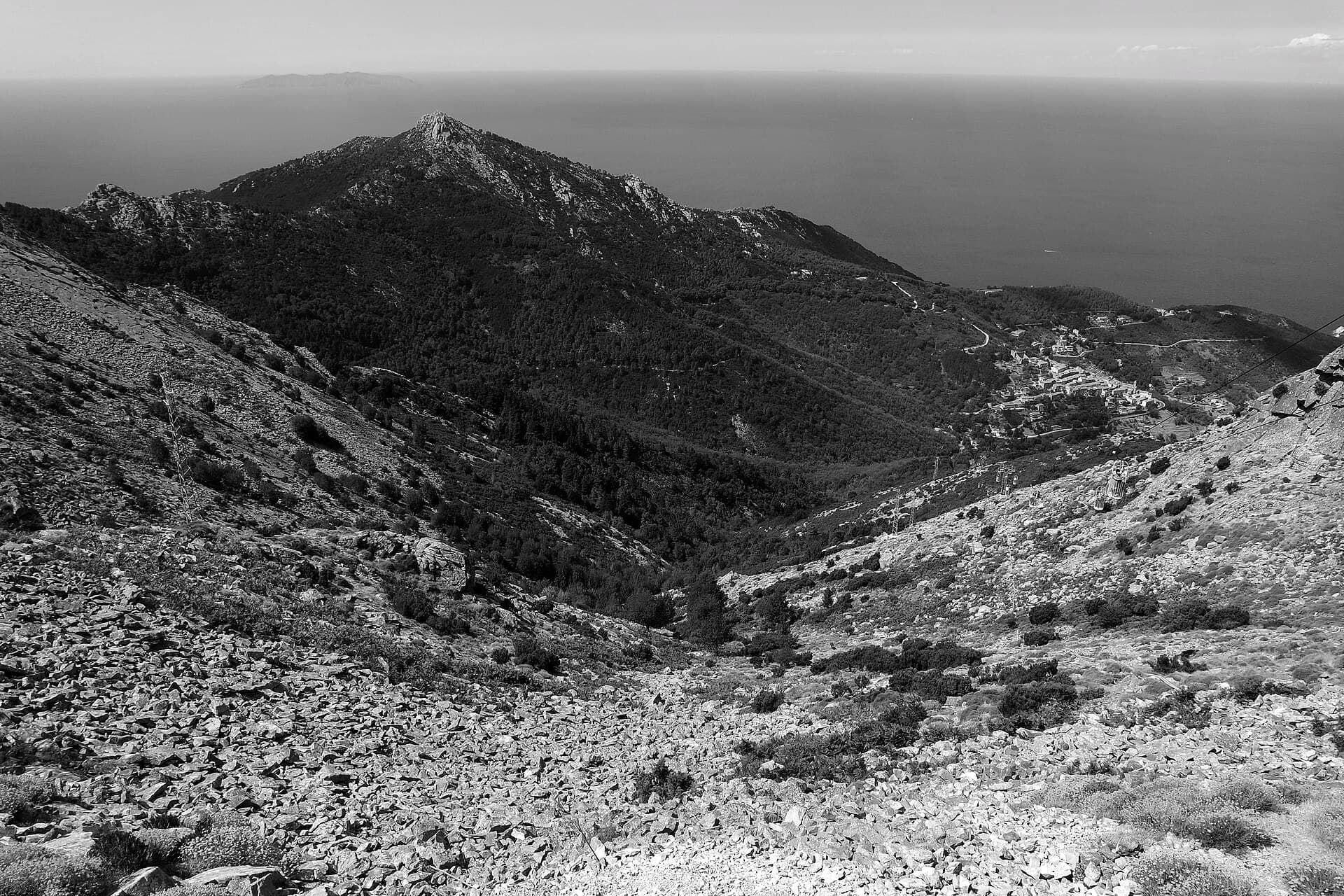 Vue depuis le sommet du Monte Capanne : crêtes de granit, forêts et mer ouverte