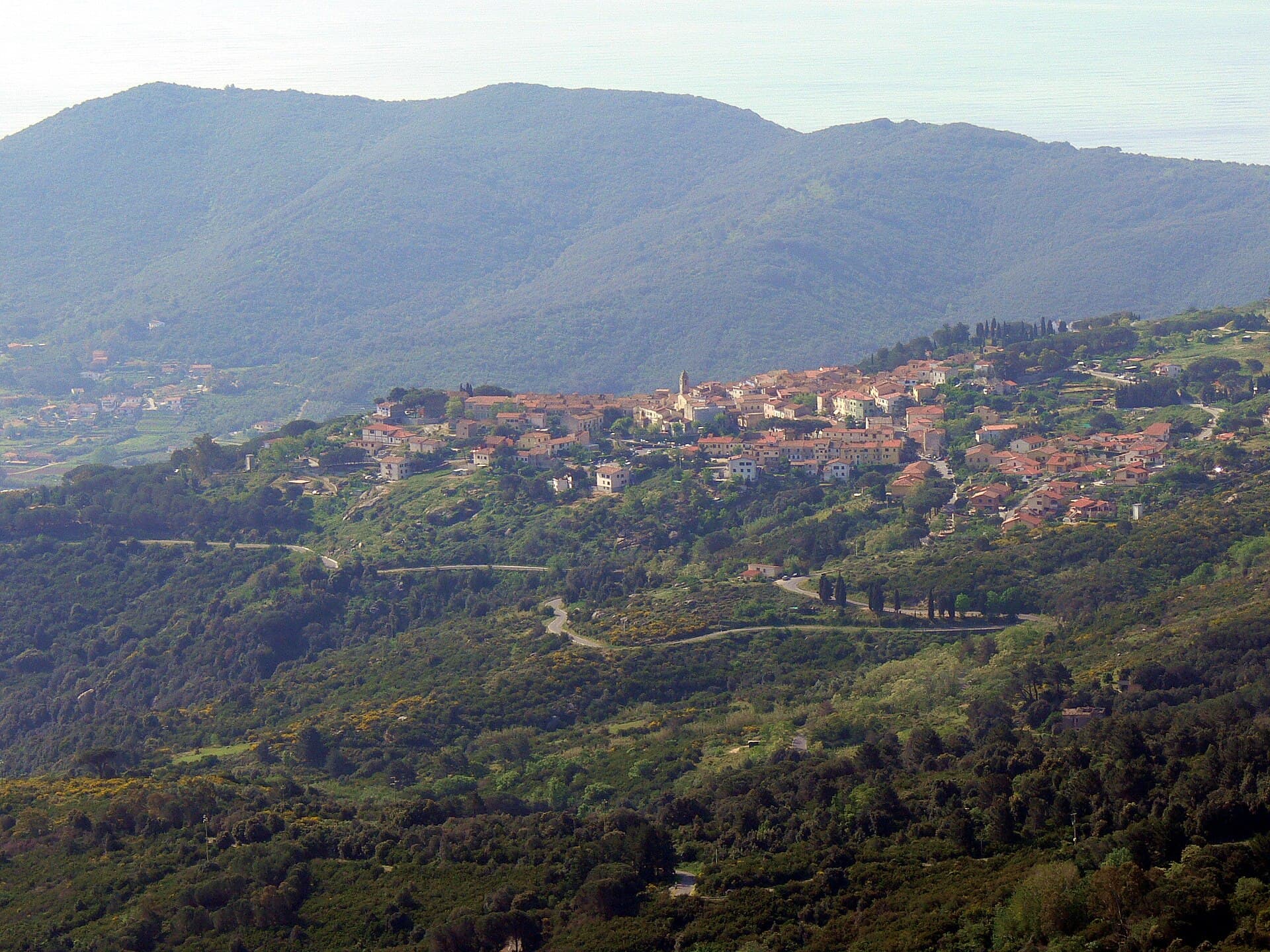 San Piero in Campo vu du Monte Perone, avec la chaîne du Capanne en arrière-plan