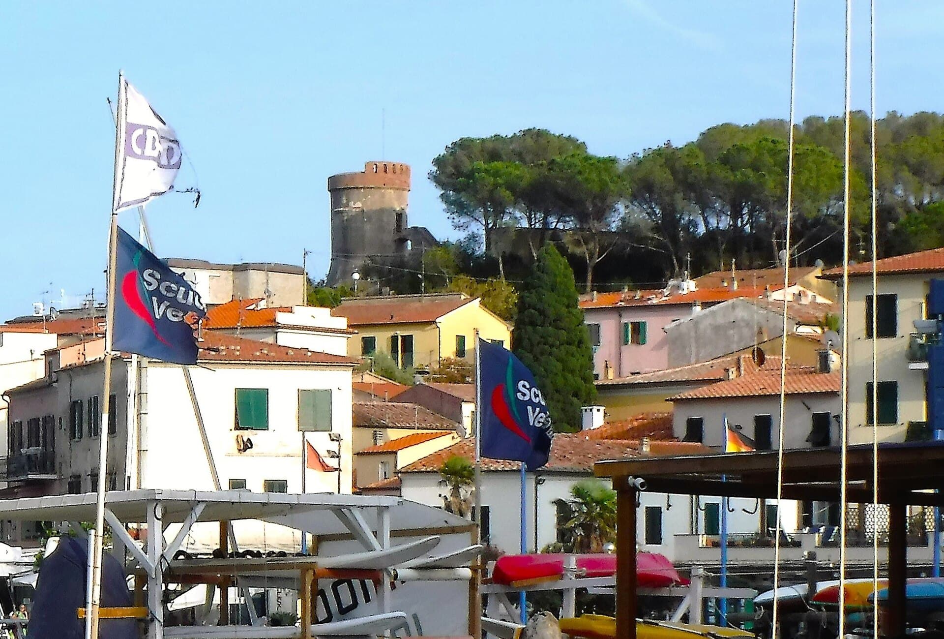 L'isola divisa e le torri contro i corsari