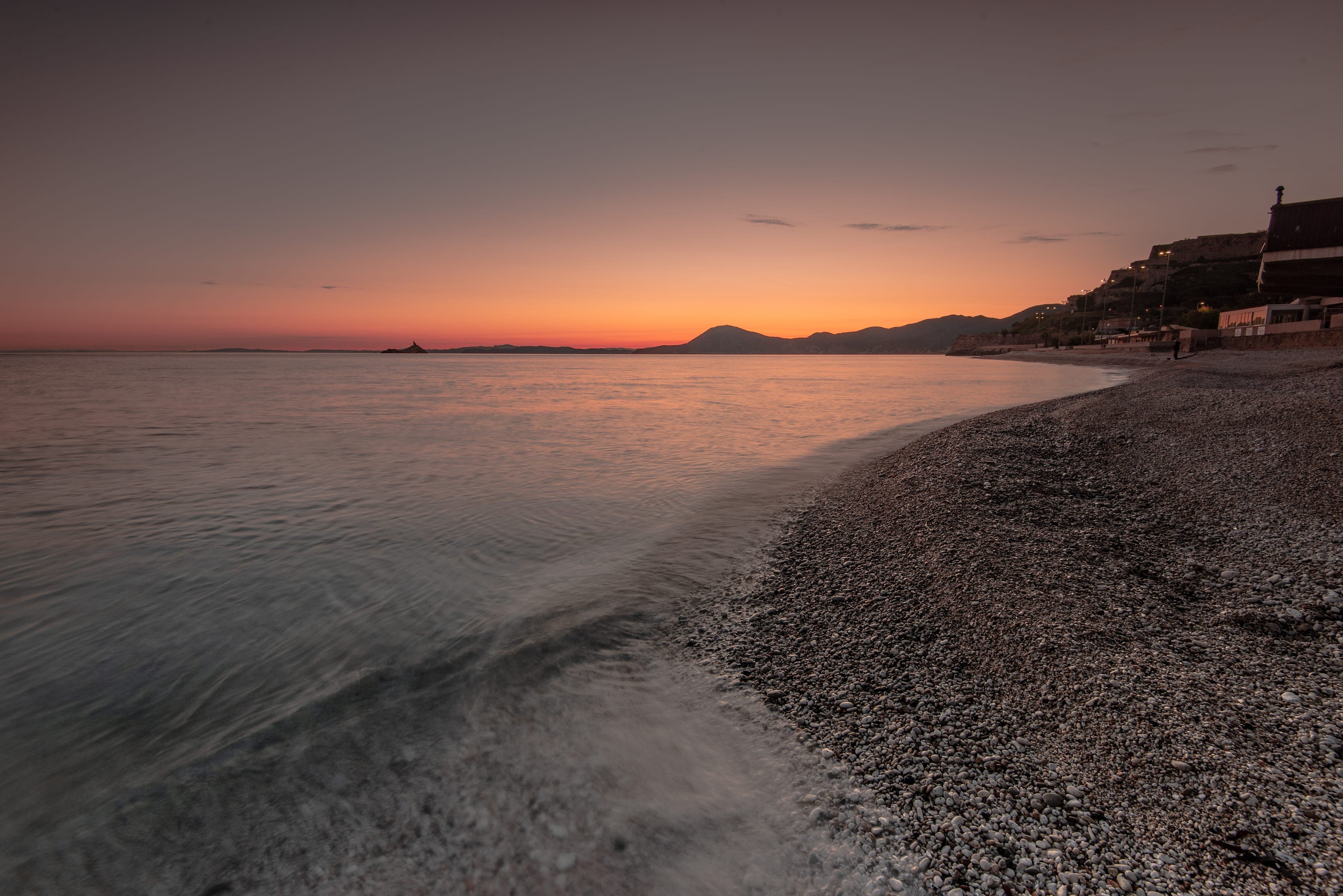 Spiaggia dell'Isola d'Elba al tramonto arancione